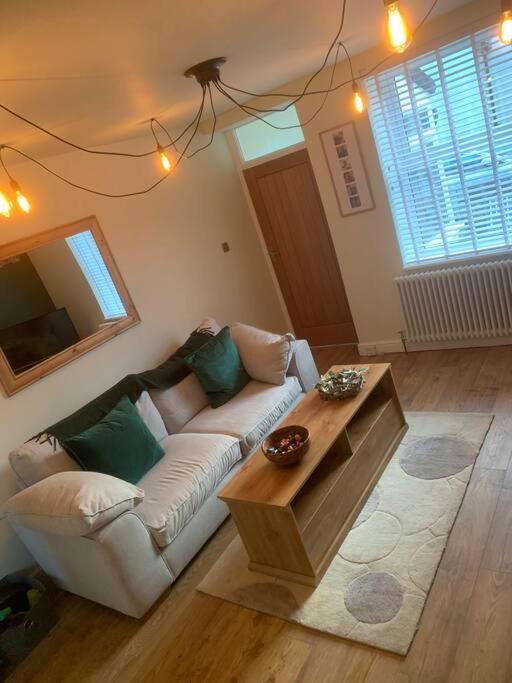 Quaint 1 Bedroom Cottage In Pudsey, Leeds 外观 照片